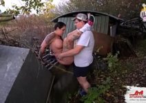 Ver vídeo pornô de safado com peituda no quintal